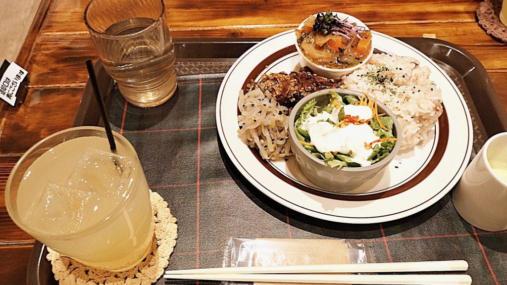 【名古屋市中区】トロトロ豚肉に感動!丸の内の地下カフェ「cafe one」で楽しむ大人の洋食ランチ